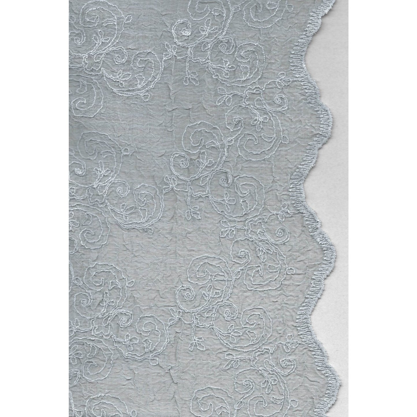 The design of this embroidered voile tablecloth is timeless. It will fit in many different interiors and give that elegant touch to your room.