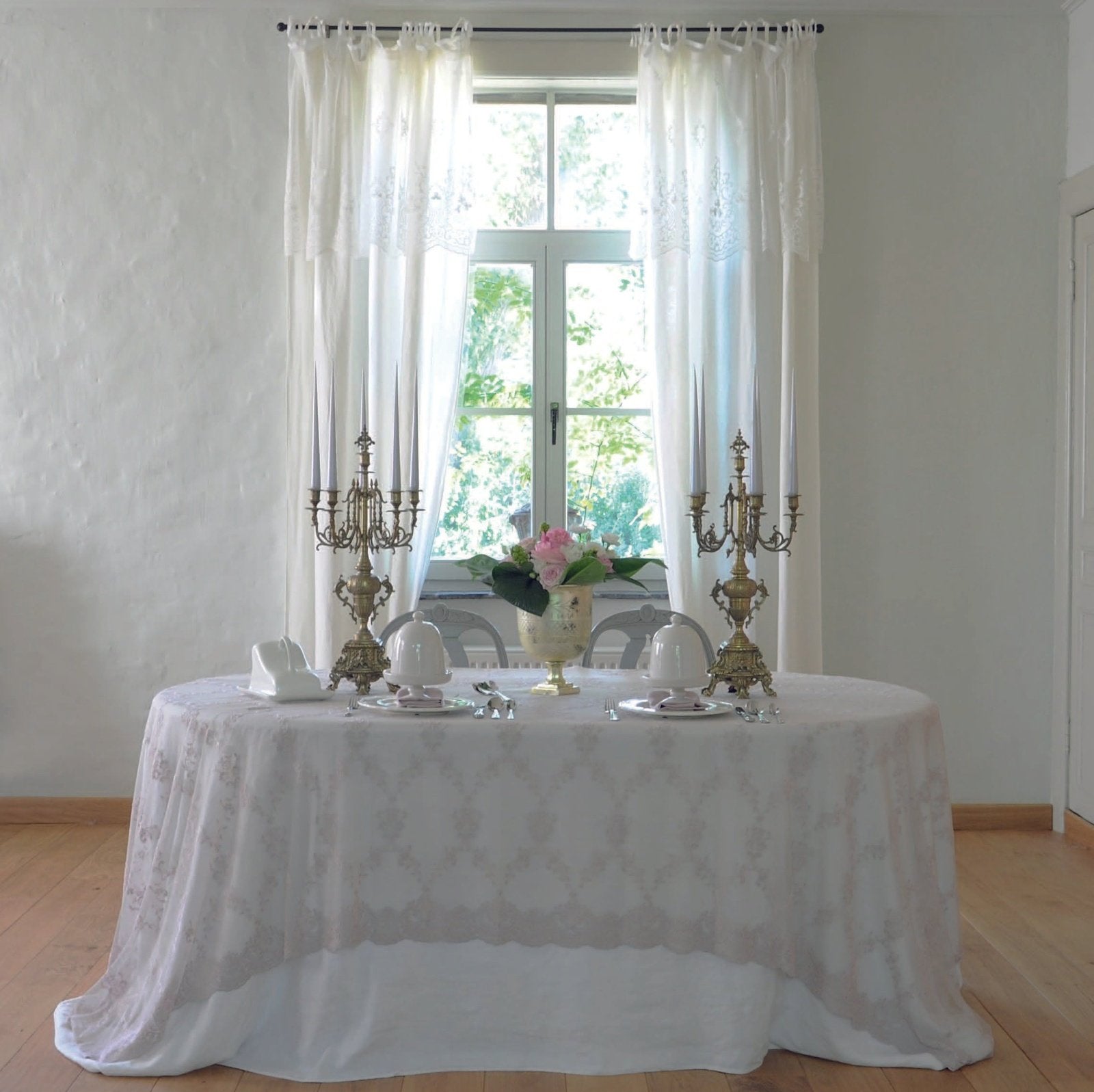 This luxurious embroidered lace tablecloth will transform your table in an instant! The beautiful and delicate embroidery make this tablecloth stand out. Despite its delicate look, this tablecloth can be machine washed without problems.  A perfect product for the host who only wants the best for her/his guests!   