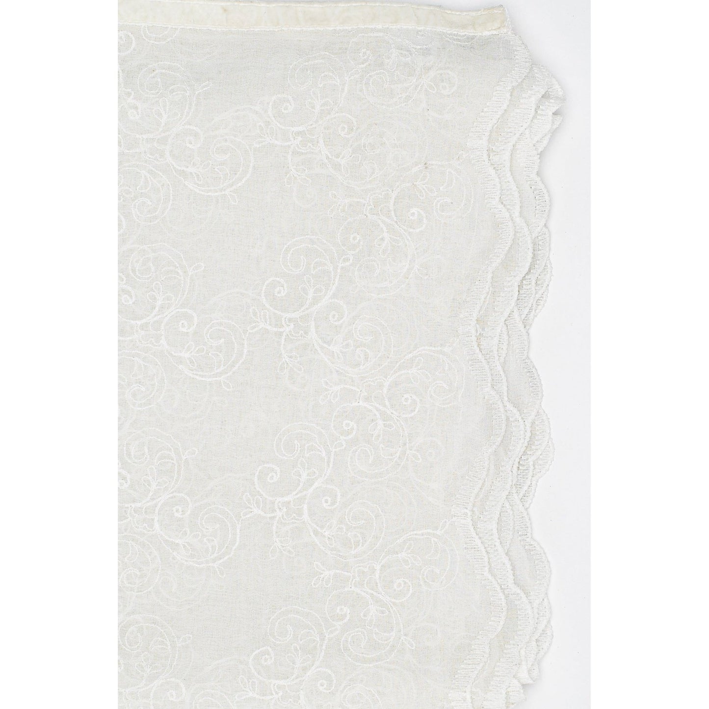 The design of this embroidered voile tablecloth is timeless. It will fit in many different interiors and give that elegant touch to your room.