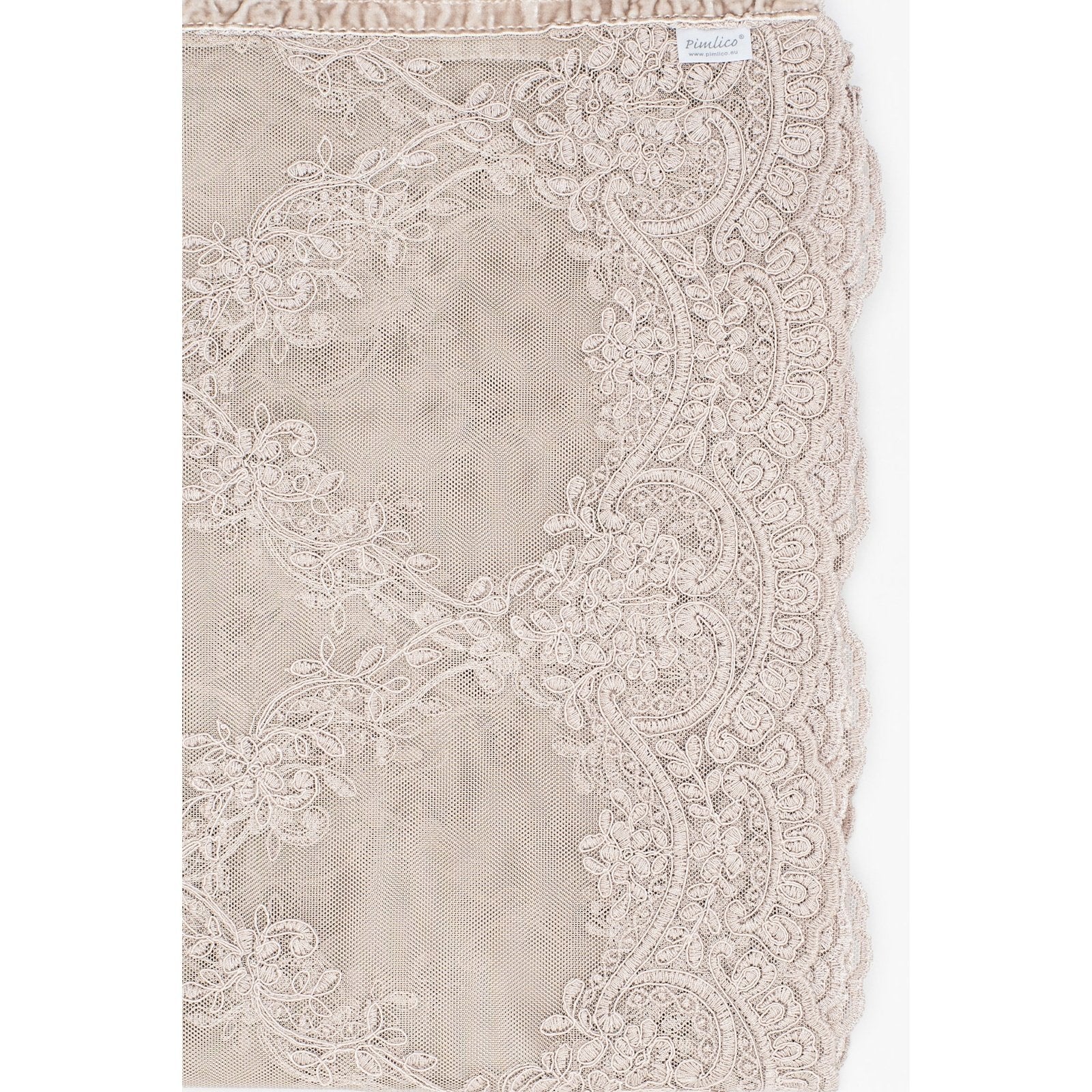 This luxurious embroidered lace tablecloth will transform your table in an instant! The beautiful and delicate embroidery make this tablecloth stand out. Despite its delicate look, this tablecloth can be machine washed without problems. 