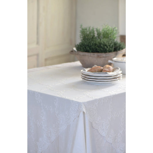 This luxurious embroidered lace tablecloth will transform your table in an instant! The beautiful and delicate embroidery make this tablecloth stand out. Despite its delicate look, this tablecloth can be machine washed without problems. 