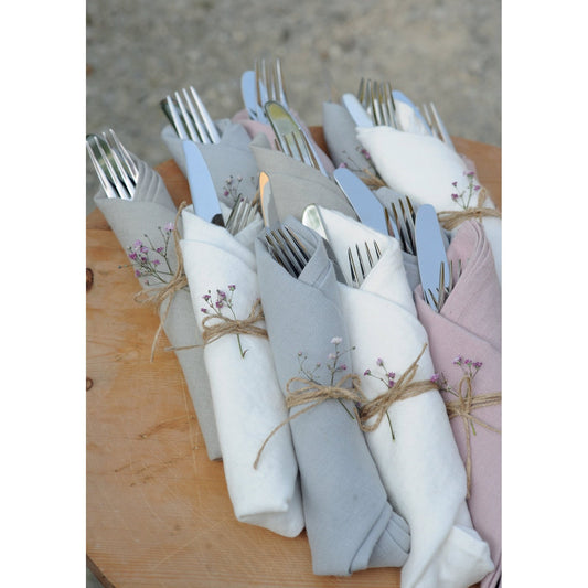 Emma linen napkins can easily be combined with all Pimlico tablecloths. The colors are coordinated with the embroidered voiles as well as the embroidered laces. So they can be easily mixed. The Emma napkins are machine washable, iron free and have 0% shrinkage!