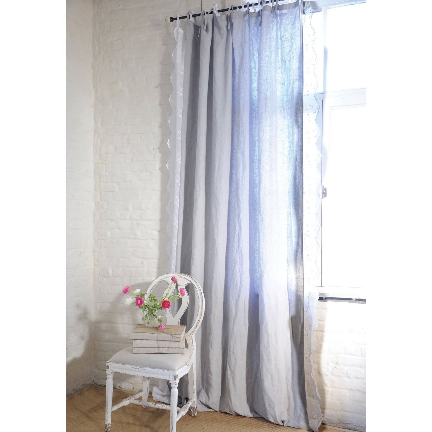 Our Emma linen curtain has become a staple in everyone’s collection. This versatile high-quality washed linen can be endlessly combined. In a timeless way or a more charming way combined with our lace curtains. This nice size 160x280cm curtain is machine washable and has 0% shrinkage!