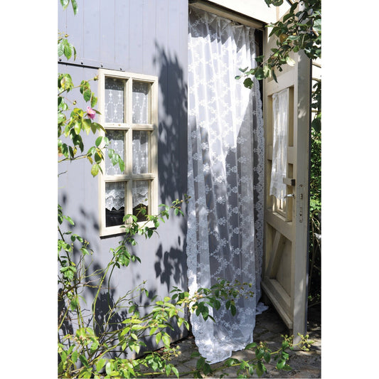 The Amelia is a luxuriously designed curtain with a beautiful embroidery. This high-end curtain has velvet ribbons and is finished with an elegant embroidered scallop border on both sides. Can be used in combination with the Emma and Lidi linen curtains or on its own.  