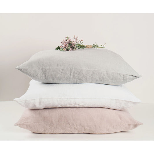 Mira bedlinens are the purest moments of luxury. These 100% washed linen duvet covers will guarantee you the perfect night’s sleep. Linen bedcovers are great to regulate heat and cold, are breathable and have anti-allergenic properties.  The Mira bedlinens are easy to care for, free of shrinkage and iron free. The closure of the duvets is finished with a hidden seam with mother of pearl buttons.